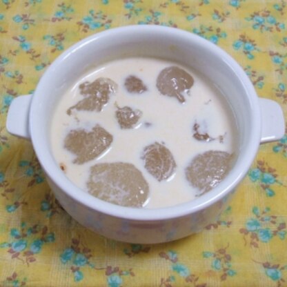 お邪魔します(^^)苺大福を作った片栗粉で作りました。小太郎さんと同じく、だいすけ３さんのレシピとコラボ♪旦那のおやつです。わらび餅みたいで、美味しかったです。